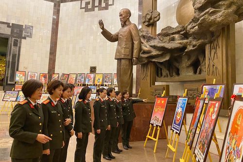 Hình ảnh đẹp về người chiến sĩ Công an nhân dân qua những bức tranh cổ động