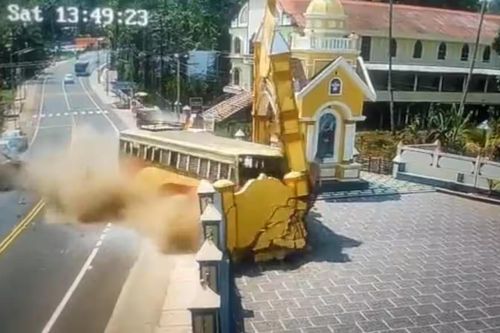 Xe buýt chở 15 hành khách đâm sập cổng nhà thờ