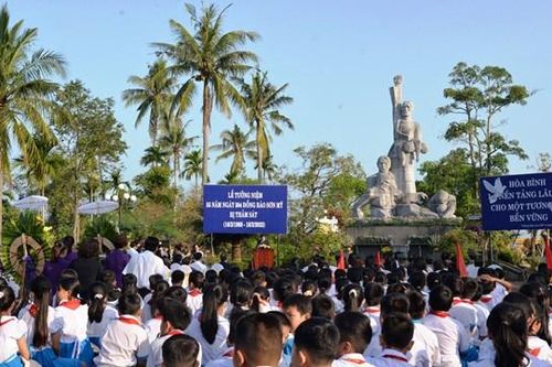 Quảng Ngãi: Dâng hương tưởng niệm 55 năm ngày 504 đồng bào Sơn Mỹ bị thảm sát