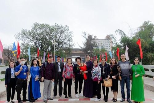 Quảng Ninh: Đón 313 khách Trung Quốc đi theo đoàn nhập cảnh qua cửa khẩu quốc tế Móng Cái
