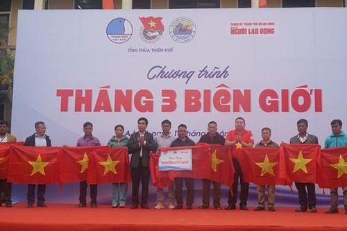 Trao tặng 10.000 lá cờ Tổ quốc đến chiến sĩ biên phòng và người dân biên giới Thừa Thiên - Huế