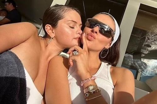 Selena Gomez là bạn tâm giao của vợ chồng Brooklyn Beckham