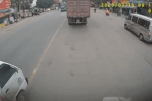 Vượt ẩu, ôtô bị đâm ngã ngửa