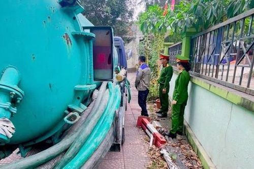 Hà Nội: Bắt quả tang đối tượng xả chất thải vệ sinh ra ven đường
