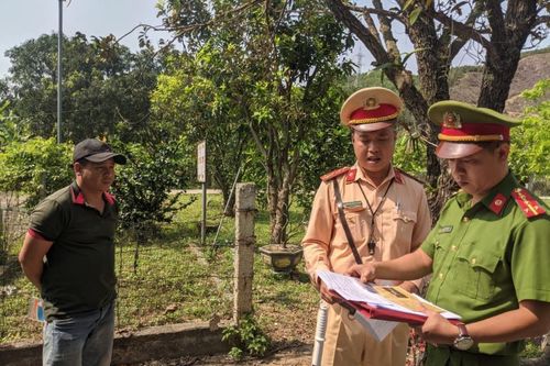 Tạm giữ hàng trăm sản phẩm do nước ngoài sản xuất không hóa đơn, chứng từ
