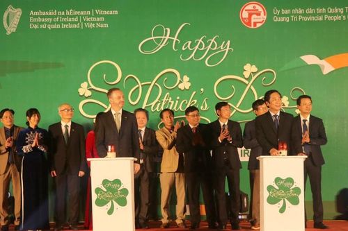 Cầu Hiền Lương sáng xanh lung linh trong sự kiện đặc biệt