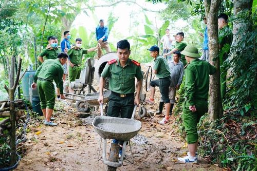 Thanh niên Công an Quỳ Hợp, Nghệ An hăng hái thực hiện mô hình '24 giờ trải nghiệm'