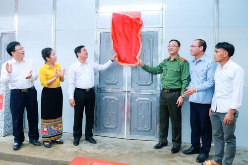 Nghệ An bàn giao nhà cho người khó khăn