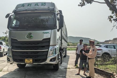 Hai ngày tạm giữ 3 vụ với hàng trăm sản phẩm do nước ngoài sản xuất