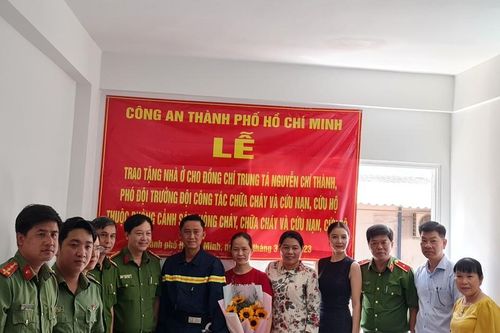 Trao tặng căn hộ cho Trung tá Nguyễn Chí Thành, người vừa đi CNCH tại Thổ Nhĩ Kỳ về có hoàn cảnh khó khăn