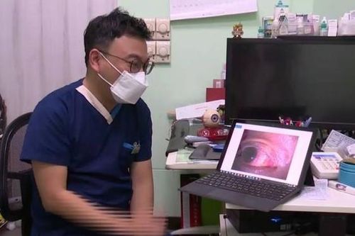 Dụi mắt khi ngứa, người phụ nữ gặp chuyện ghê người