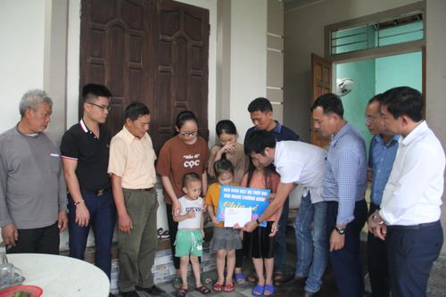 Báo GD&TĐ trao gần 25 triệu đồng cho người mẹ bị ung thư mong con đừng bỏ học