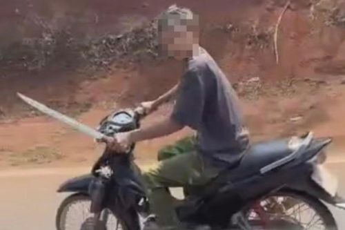 Thanh niên 16 tuổi cầm mã tấu phóng xe máy đe dọa tài xế xe tải