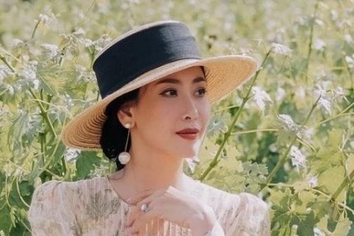 Hoa hậu Hà Kiều Anh diện váy thanh lịch dạo chơi, chụp ảnh, khám phá trang trại trồng nho