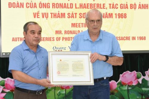 Họp báo công bố thỏa thuận bản quyền bộ ảnh vụ thảm sát Sơn Mỹ với nhà báo Mỹ