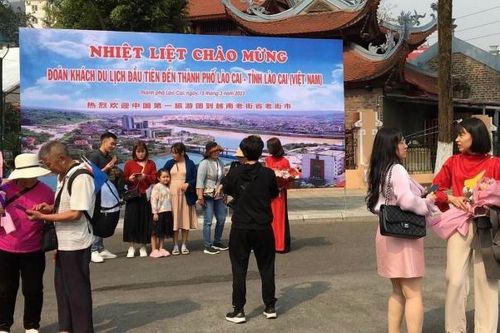 Đón đoàn khách du lịch Trung Quốc đầu tiên qua cửa khẩu quốc tế Lào Cai
