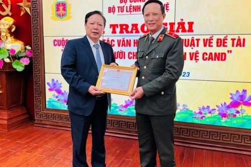 Phó Tổng biên tập Báo Xây dựng Tào Khánh Hưng đạt giải sáng tác về hình tượng người chiến sĩ Cảnh vệ CAND