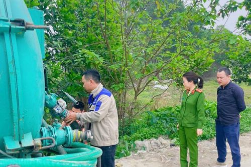 Phát hiện xe xả trộm chất thải ra môi trường trái quy định