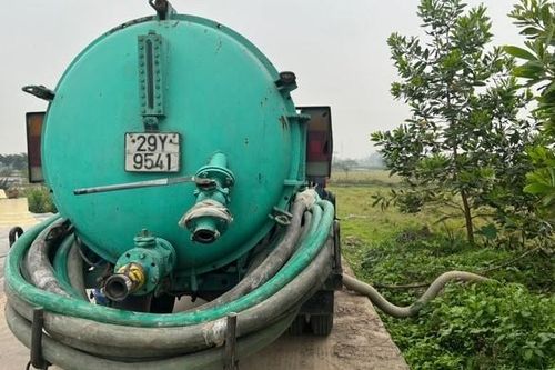 Bắt quả tang xe bồn xả trộm chất thải hầm cầu chưa xử lý ra môi trường