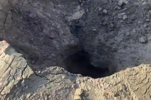 Trung Quốc: Xuất hiện một hố sâu trong hồ cá, 20.000 con cá biến mất chỉ sau một đêm