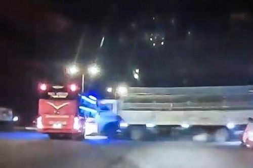 Bình Định: Hàng chục người trên xe khách bị thương sau cú tông của xe tải
