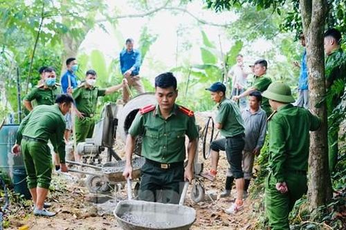 Thanh niên công an xứ Nghệ 'cùng ăn, cùng ở, cùng làm' với người dân