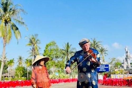 Vượt nửa vòng trái đất, cựu binh Mỹ lại về Sơn Mỹ kéo vĩ cầm tưởng niệm 504 nạn nhân bị thảm sát