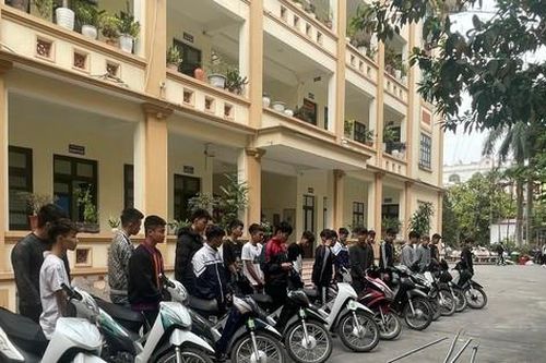 Khởi tố 20 thanh niên chạy xe rầm rập, kéo lê hung khí đi giải quyết mâu thuẫn