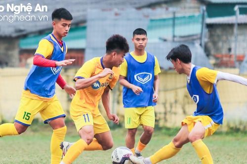 'Soi chân' các cầu thủ U19 Sông Lam Nghệ An