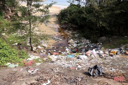 Rác thải trên đường ven biển Hà Tĩnh: Nơi dọn sạch, nơi vẫn 'yên vị'
