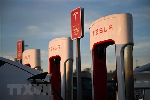 Tesla vướng vào hai vụ kiện tập thể về chống độc quyền