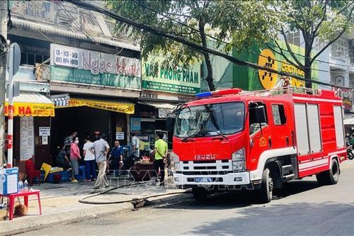 Hàng chục khách ăn giỗ tháo chạy khi nhà bốc cháy