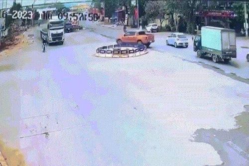 Tránh xe máy chạy kiểu 'báo hại', tài xế xe đầu kéo gặp tai họa kinh hoàng