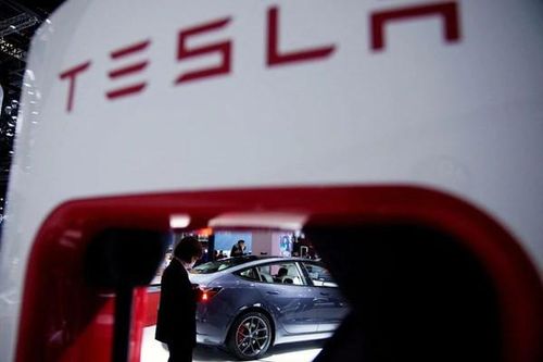 Tesla vướng vào hai vụ kiện tập thể về chống độc quyền