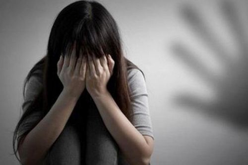Nhờ bạn trai mới quen đưa về phòng trọ, bé gái 14 tuổi bị đưa vào nhà nghỉ làm ra hành động không ngờ