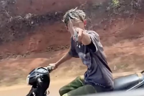 'Trẻ trâu đầu 2 thứ tóc' chạy xe máy giương mã tấu đe dọa khách và cái kết