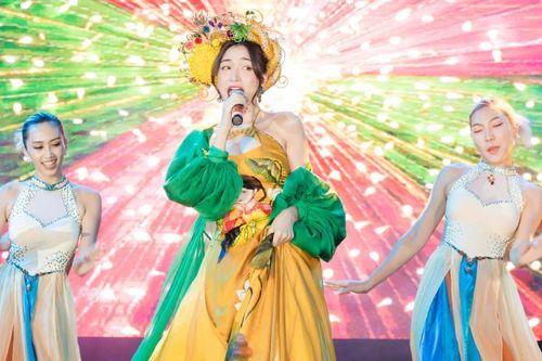 Hòa Minzy đưa micro nhờ khán giả hát giúp ca khúc mới, cái kết khiến ai cũng phải 'nổi da gà'