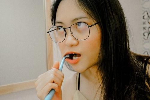Người phụ nữ sâu cả hàm răng, mảng bám dày vì một sai lầm