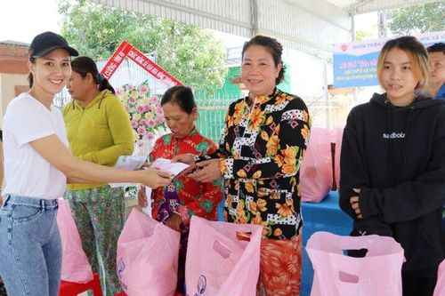 Tặng quà các cụ già neo đơn, người dân có hoàn cảnh khó khăn ở xã Vĩnh An