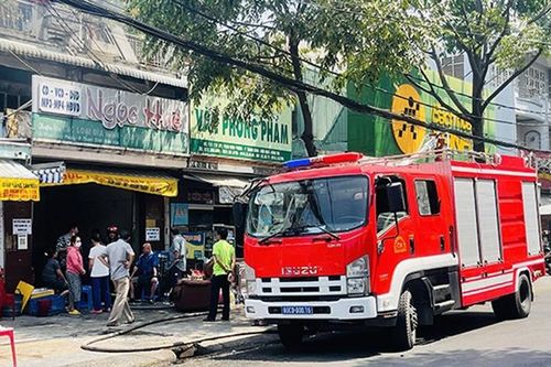 Cháy lớn tại đám giỗ, hàng chục người tháo chạy thoát thân