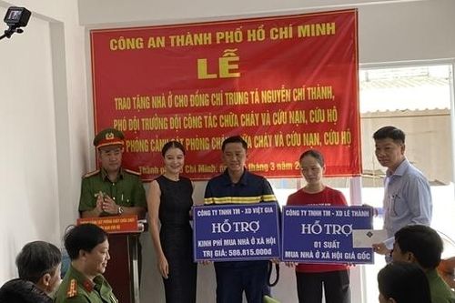 Phút nghẹn ngào của người lính cứu hộ quả cảm