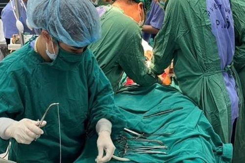 Bé gái 10 tuổi bị xe trộn bê tông cuốn vào gầm