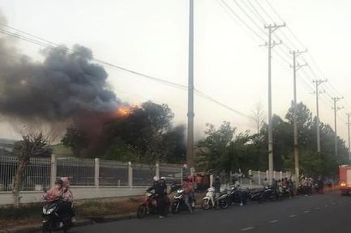 Lửa thiêu rụi nhiều phôi linh kiện tại kho của công ty trong KCN Bàu Xéo
