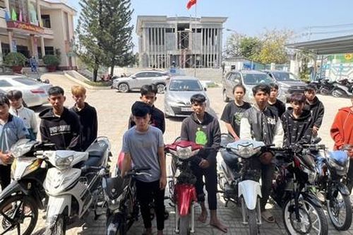 Bắt nhanh 13 thanh thiếu niên vác hung khí vào khu dân cư hỗn chiến với bảo vệ