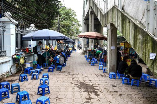 Nhà ga tuyến đường sắt Nhổn - ga Hà Nội thành nơi bán trà, quán ăn