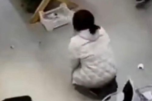 Cô gái 28 tuổi bị bố mẹ kiểm soát tới nỗi đôi giày 700 nghìn cũng không được mua