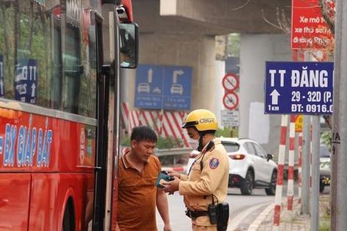 Xe dừng đỗ đón trả khách bỏ chạy khi thấy CSGT
