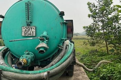 Bắt quả tang xe bồn hoán cải xả trộm chất thải vệ sinh ra môi trường