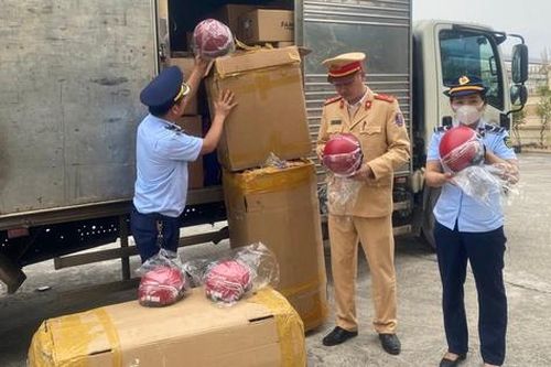 Tạm giữ gần 500 mũ bảo hiểm có dấu hiệu giả mạo nhãn hiệu