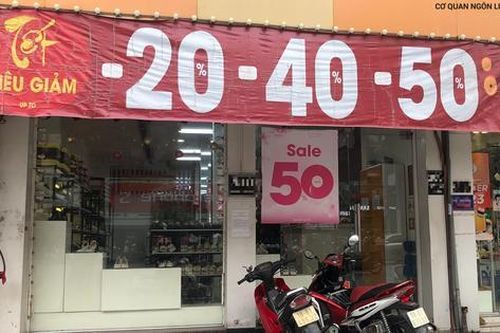 Sale 'khủng' nhưng nhiều cửa hàng thời trang vẫn 'kêu trời' vì quá... ế